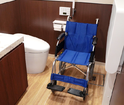 車椅子ごとはいる広いトイレ
